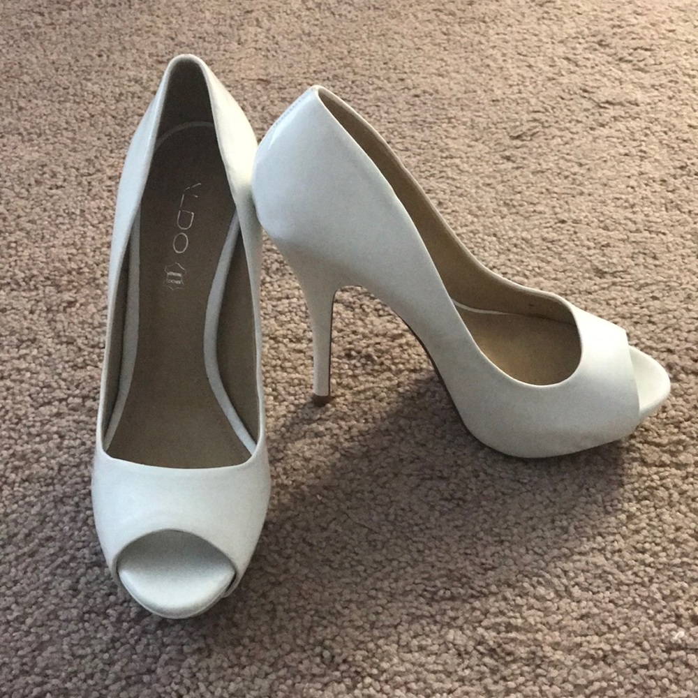 Beautiful white Aldo shoes